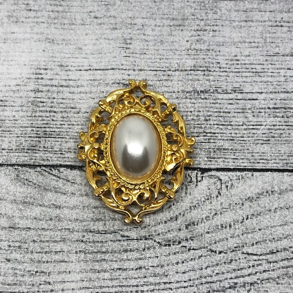 Vintage Bluette shoe clip single faux pearl gold tone Victorian-Baroque style.